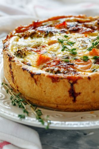 Quiche de brócoli con nueces, queso de cabra y salmón ahumado