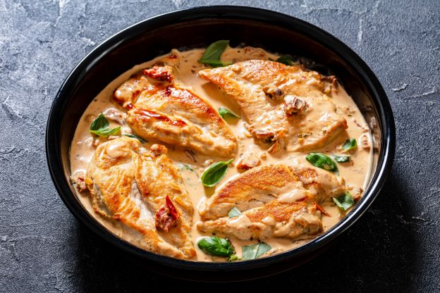 Pollo cremoso en salsa de tomate