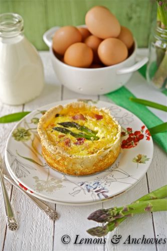 Quiche de espárragos, bacon y queso cheddar