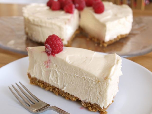 Tarta de yogur con chocolate blanco y frambuesas