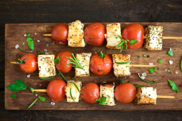 Brochetas de tomate y queso