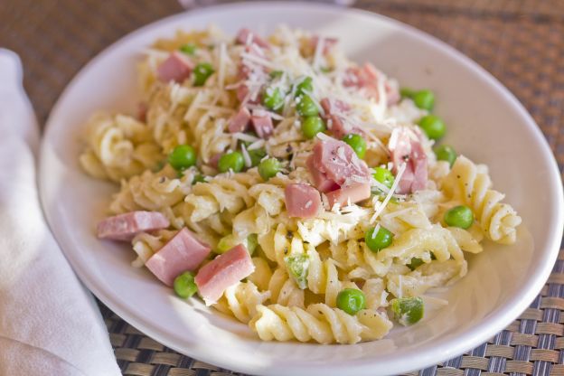 Ensaladilla de pasta con jamón