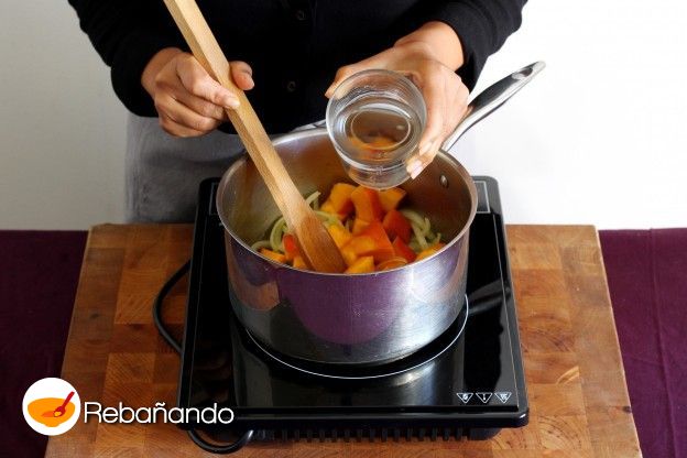 5. Añadimos el agua y la quinoa