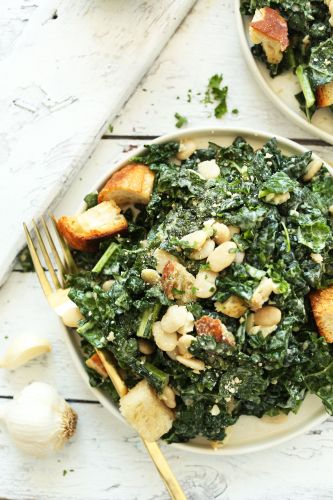 Ensalada de col rizada, judías blancas y aliño de tahini