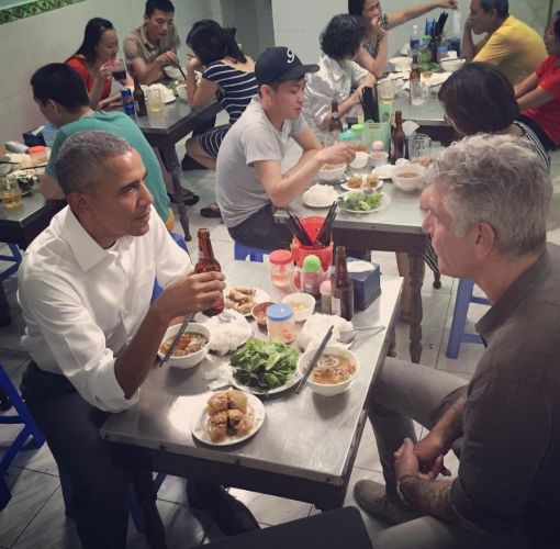 2016: Bourdain cena con el antiguo presidente Barack Obama en Vietnam para su show Parts Unknown