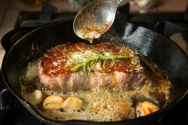 Mezclar mantequilla con aceite de oliva aumenta su punto de calor