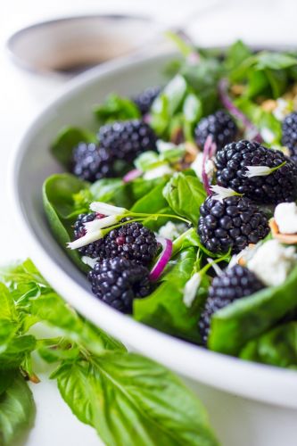 Ensalada de moras y albahaca