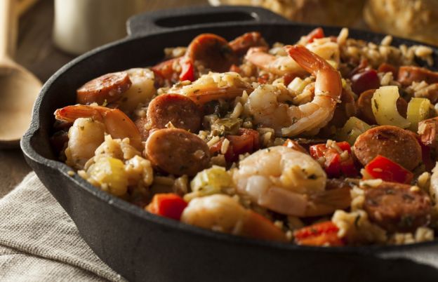 PAELLA CON SALCHICHAS Y JUDÍAS NEGRAS