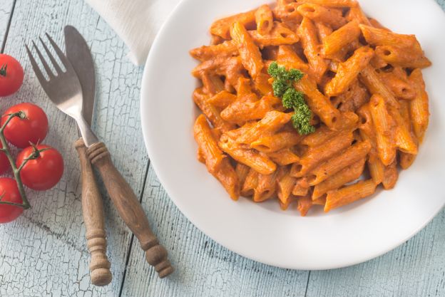 Pasta con tomate y nata