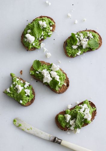 Tostada de guisantes y feta