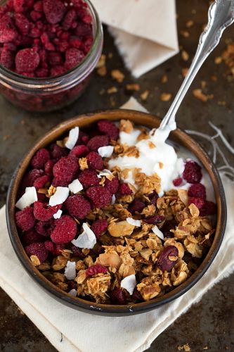 Granola casera de almendras, arándanos y coco