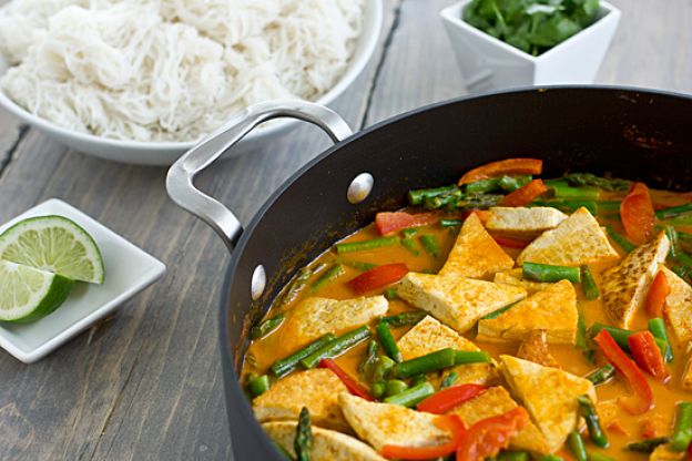 Curry rojo tailandés con espárragos y tofu