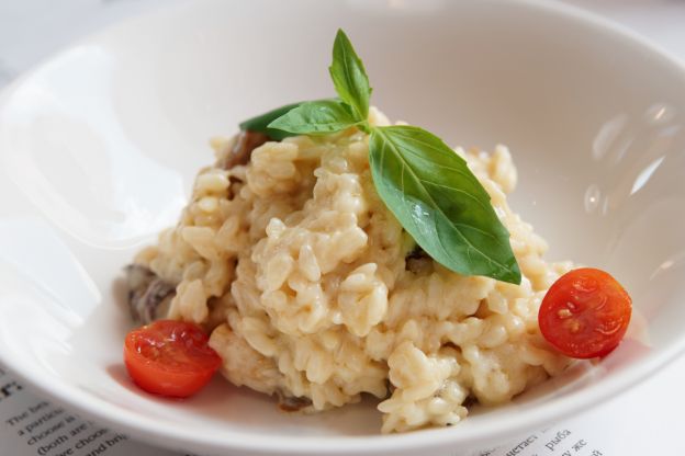 Risotto con tomate y albahaca