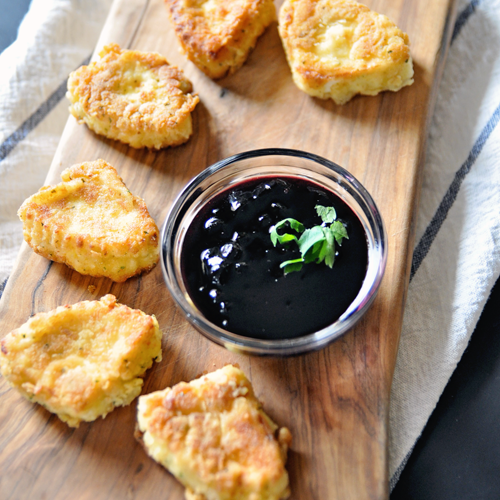 Queso frito con mermelada de moras