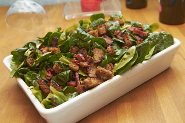 Ensalada de lechuga con bacon