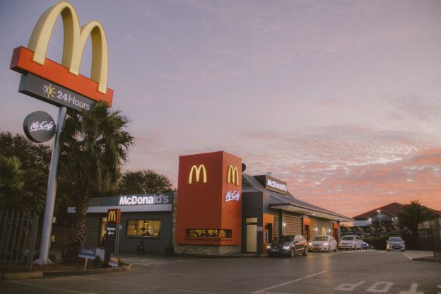 Prohibido servir a peatones en el Drive-Thru