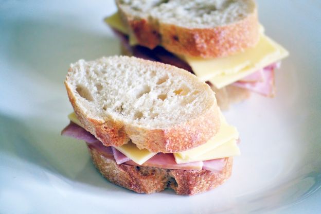 sándwiches de jamón y queso