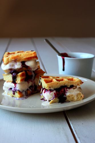 Waffles con helado de vainilla y coulis de mora azul