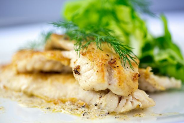 Pescado al horno sobre una base de coliflor