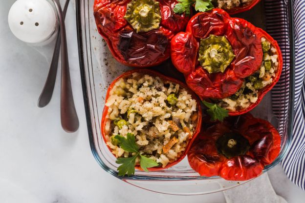 Pimientos rellenos de arroz con verduras