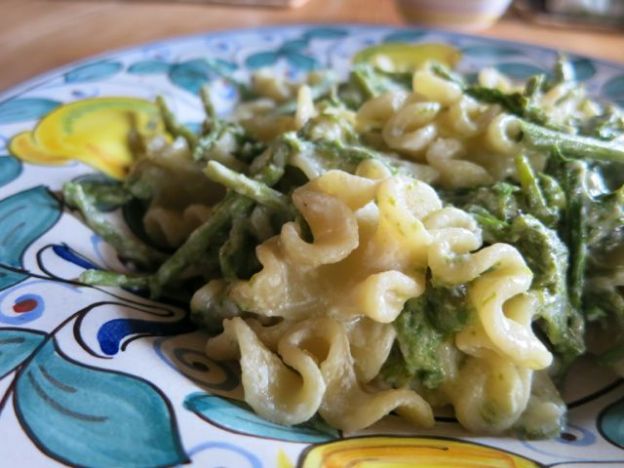 Pasta con espárragos silvestres, requesón y limón