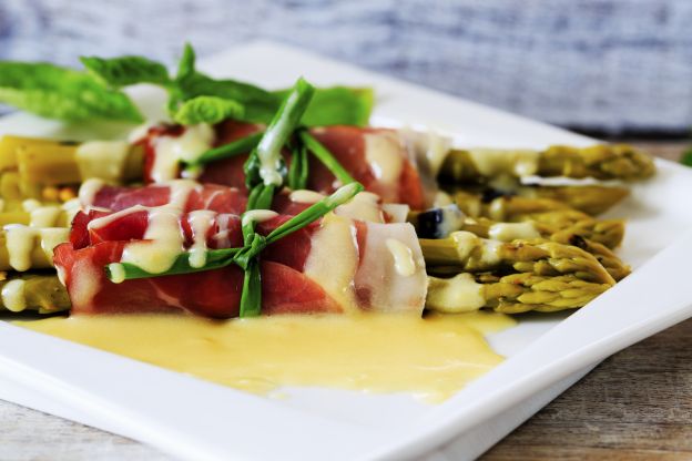 Rollitos de espárragos, bacon y queso scamorza