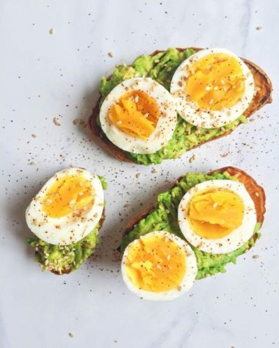 Tostadas de huevo y aguacate