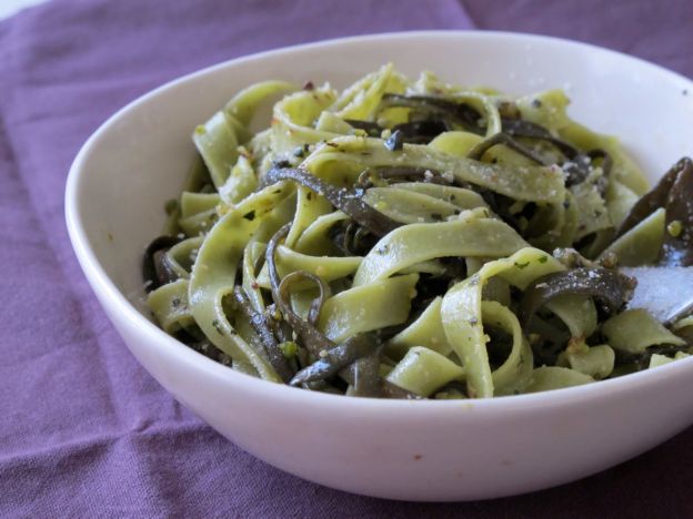 Tallarines y espaguetis de mar con pesto de pistacho