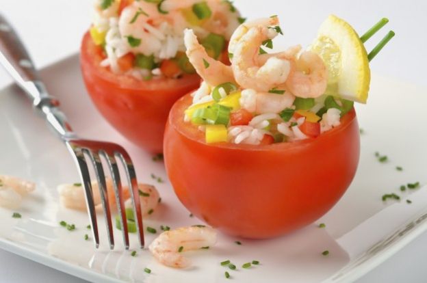 Tomates rellenos de gambas y arroz