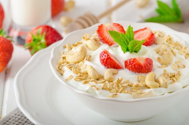 Yogur con cereales y fresas