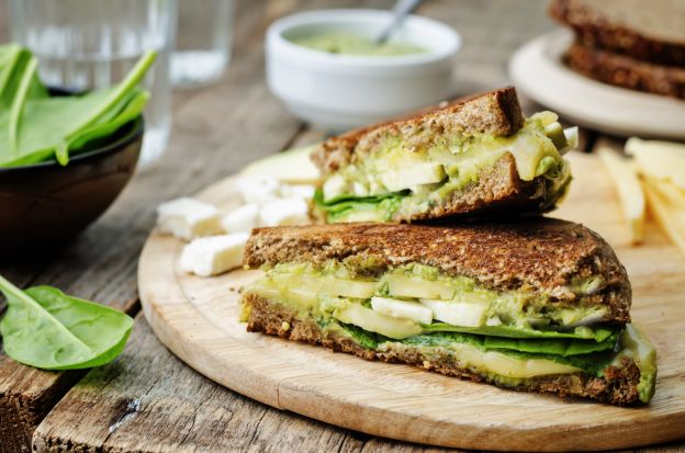 Bocadillo al pesto con aguacate y queso