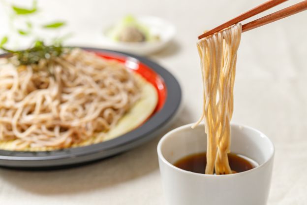 Soba con salsa de naranja