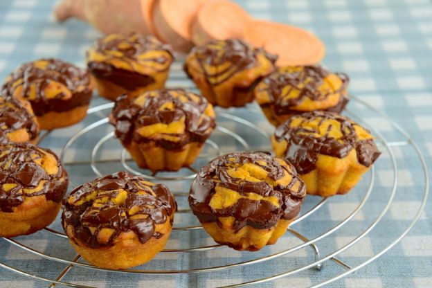 Muffins de zanahoria con salsa de chocolate