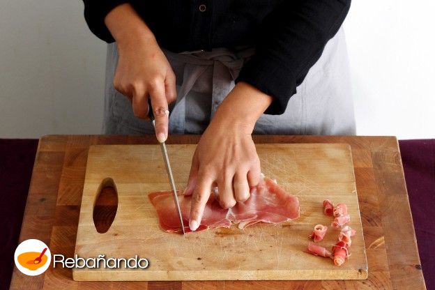 4. Cortamos el jamón serrano