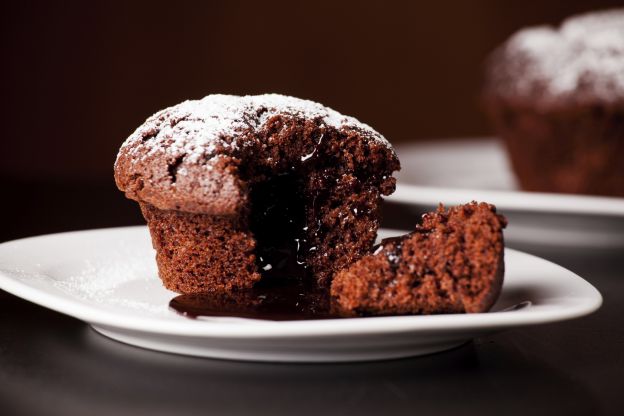 Muffin con salsa de chocolate