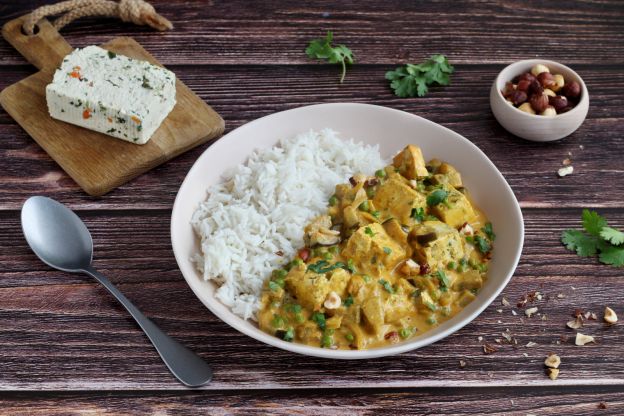 Curry vegetariano con nueces y tofu