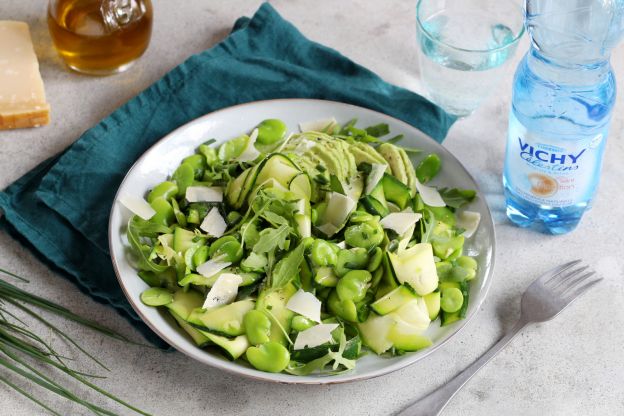 Ensalada de calabacín, frijoles, aguacate, rúcula y parmesano