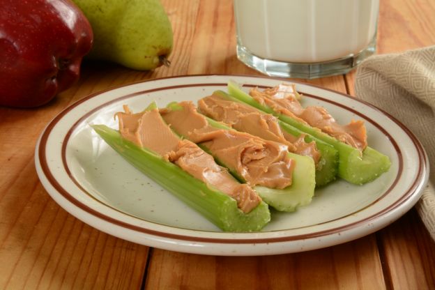 Palitos de apio con crema de cacahuete