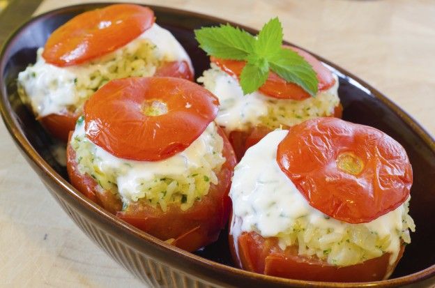 Tomates rellenos de arroz y queso mozzarella