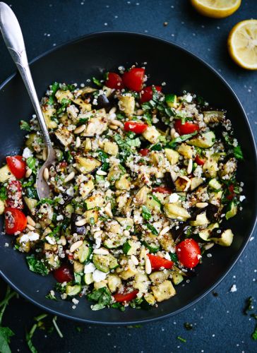 Ensalada mediterránea de quinoa con vegetales rostizados