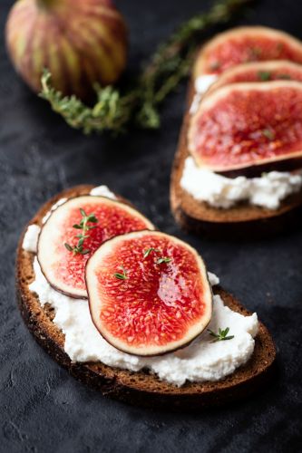 Tostadas con queso de cabra