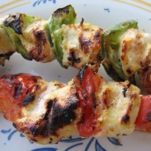 Brochetas de pollo y vegetales