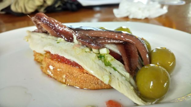 Tosta de boquerones y anchoas