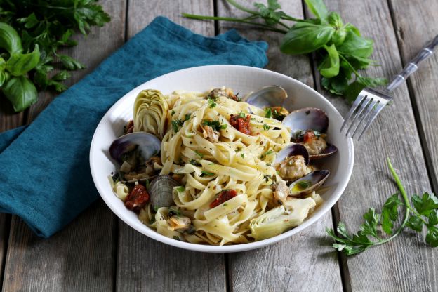 Tagliatelle con almejas, alcachofas y tomates deshidratados