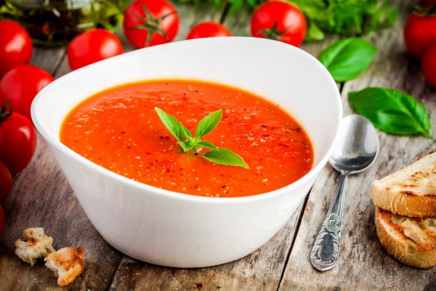 Sopa de tomate con albahaca