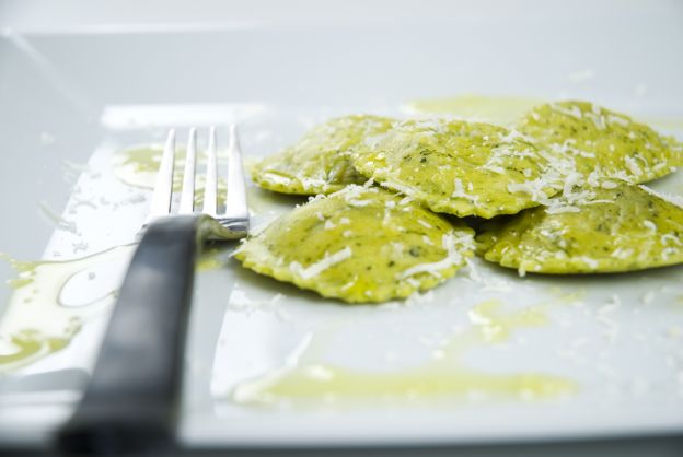 Raviolis de jamón y pesto