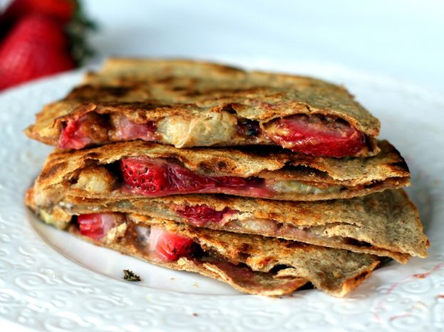 Quesadillas de fresa, banana y mantequilla de maní