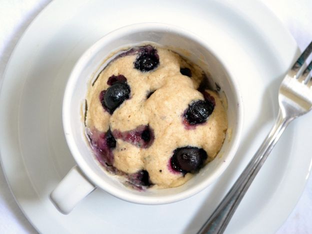 Muffin de arándano en una taza