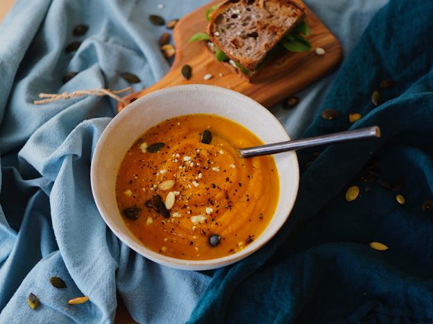 Crema de zanahoria, lentejas y semillas de girasol al curry 