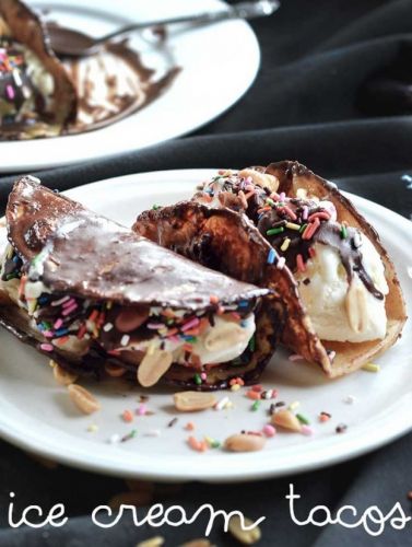 Crujiente de chocolate, fideos de colores y helado de turrón